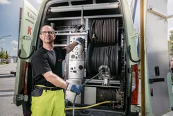 Rohrreinigung bei verstopftem Abfluss und WC